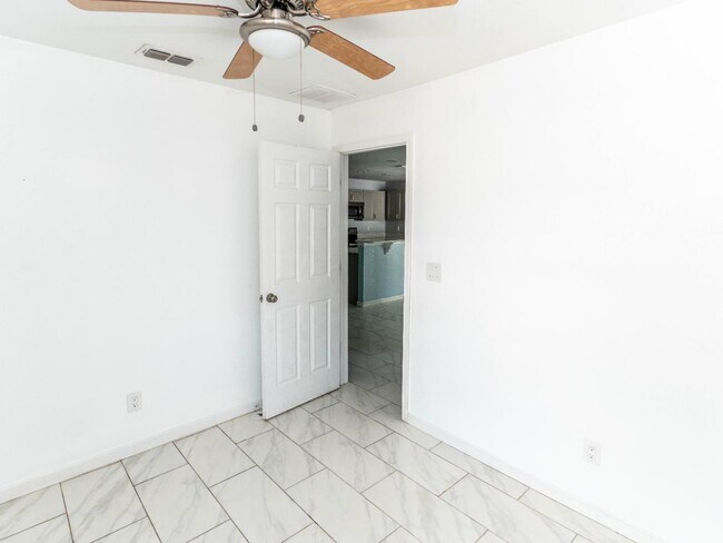 Building Photo - 133 W Park Ave