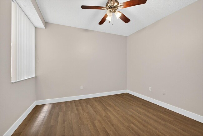 Building Photo - 2040 Greenview Shores Blvd