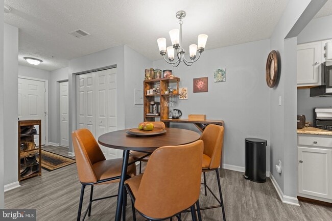Building Photo - 8951 Town Center Cir