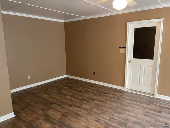 Building Photo - 104 Williamsburg Ave