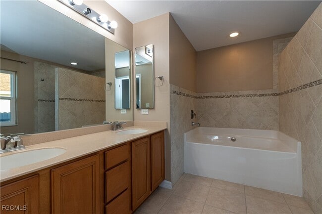 Building Photo - 3073 NW 4th Ave