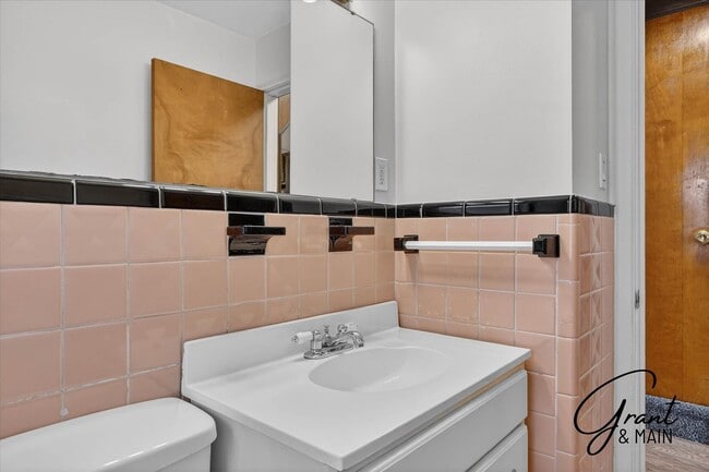 Building Photo - 3 bedroom 2 bath