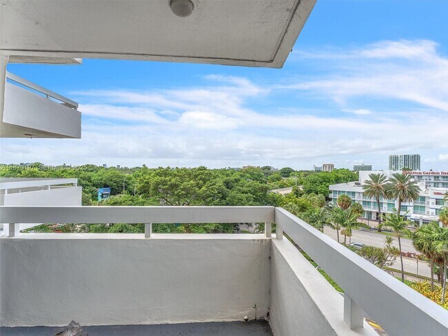 Building Photo - 2501 Brickell Ave