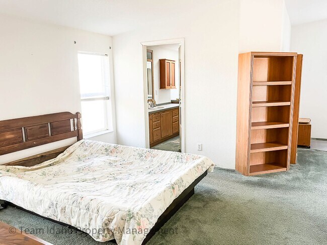 Building Photo - 2001 Manufactured Home on 160 Acre Farm ne...
