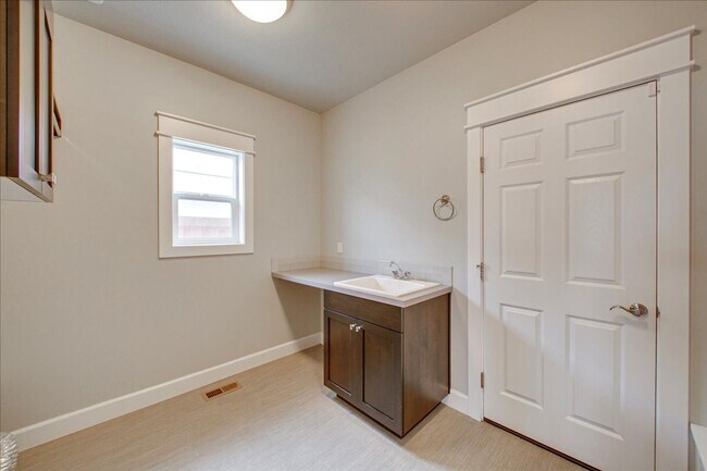 Building Photo - Beautiful Home in Desired Hazelwood Subdiv...