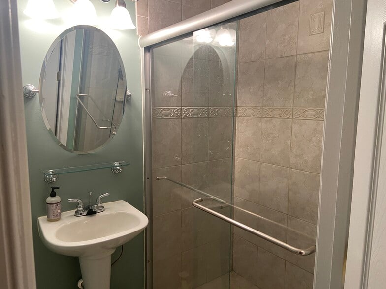 Hallway Bathroom - 1164 Nanticoke St