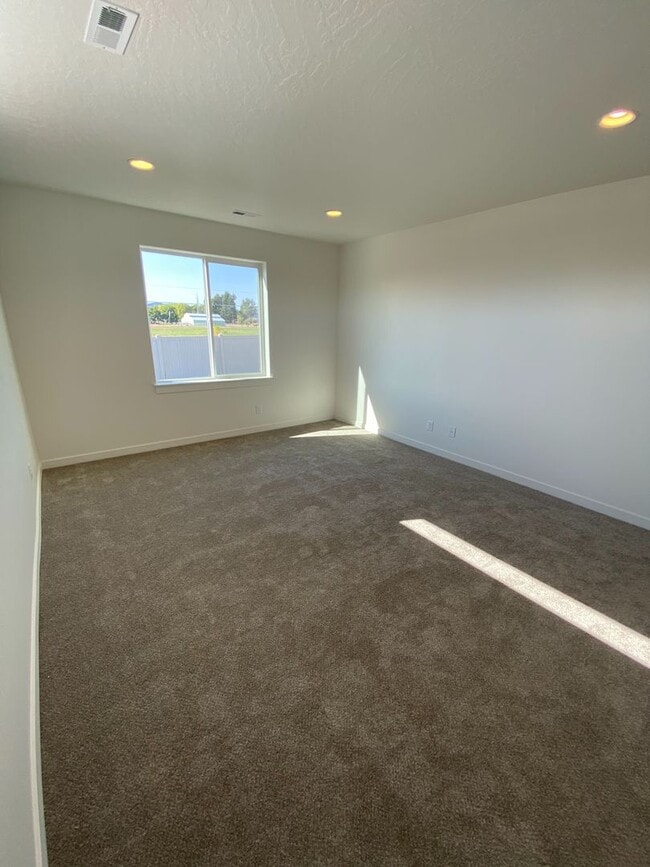 Building Photo - SINGLE FAMILY RANCHER ON ARROW LEAF (APP#146)