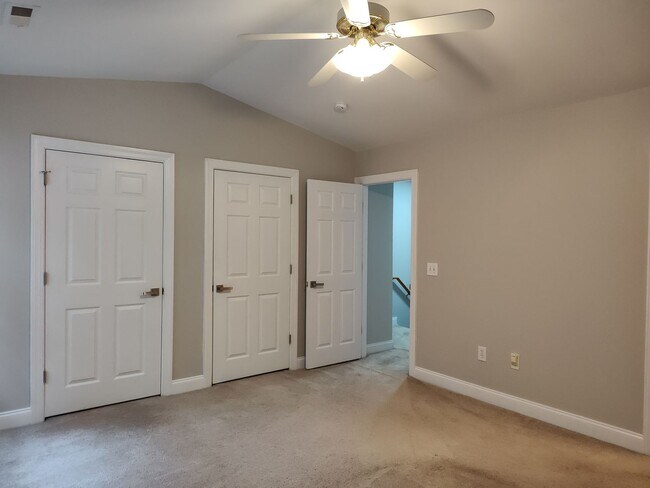 Building Photo - Move in ready Townhome in Morrison Place!