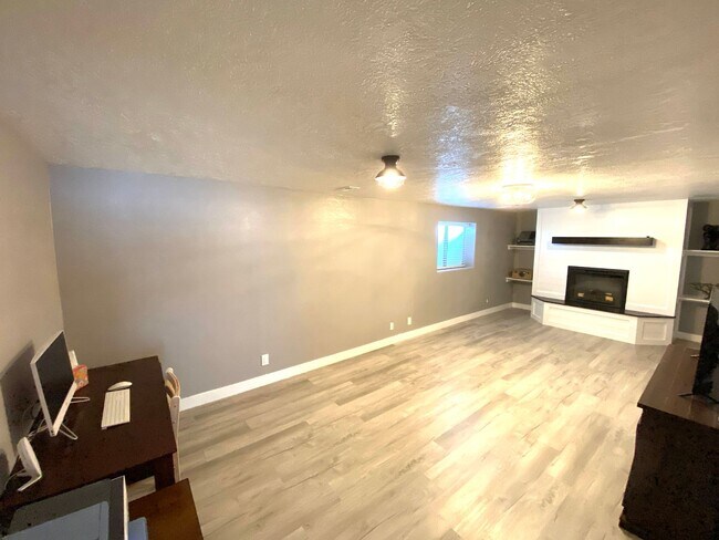 Building Photo - Beautiful Upgraded house in Santaquin