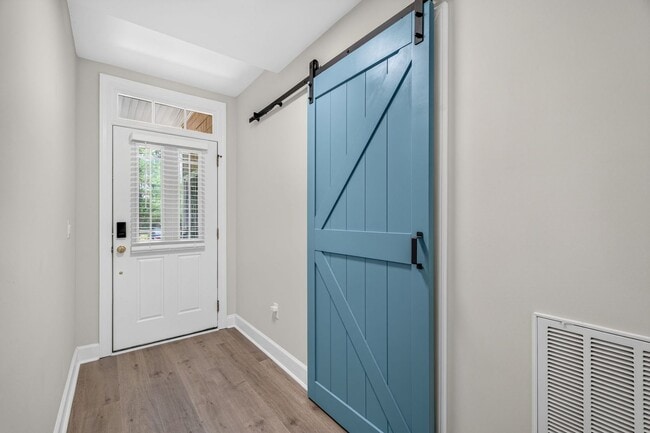 Building Photo - Modern Comfort in the Heart of Johns Island