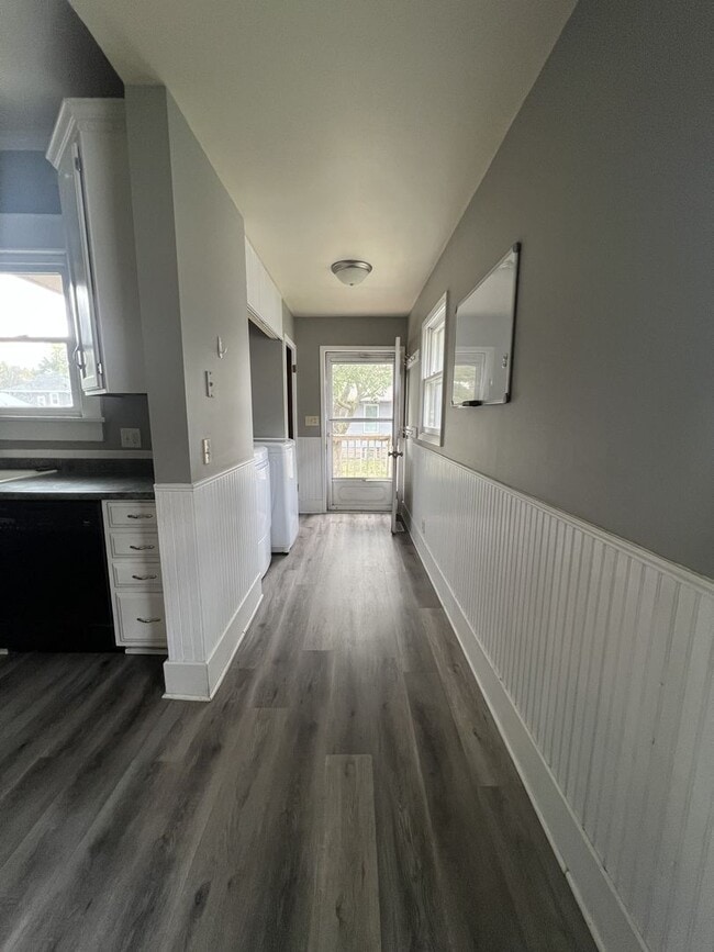 Building Photo - Spacious 4 Bedroom, 2 Bathroom Home