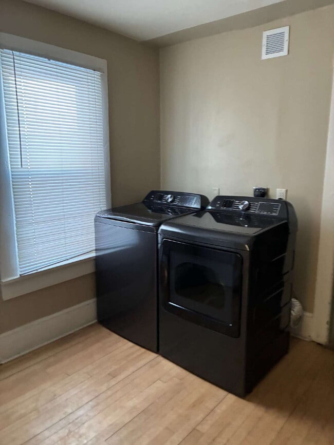 Building Photo - 4 Bedroom, 2 Full Bathroom Home With Central Air & Large Yard