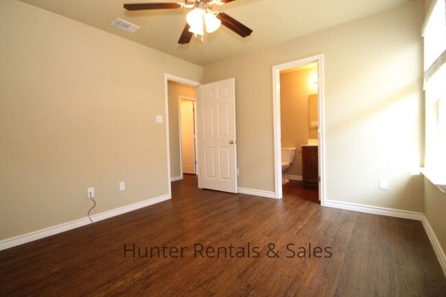 Building Photo - Spacious three-bedroom