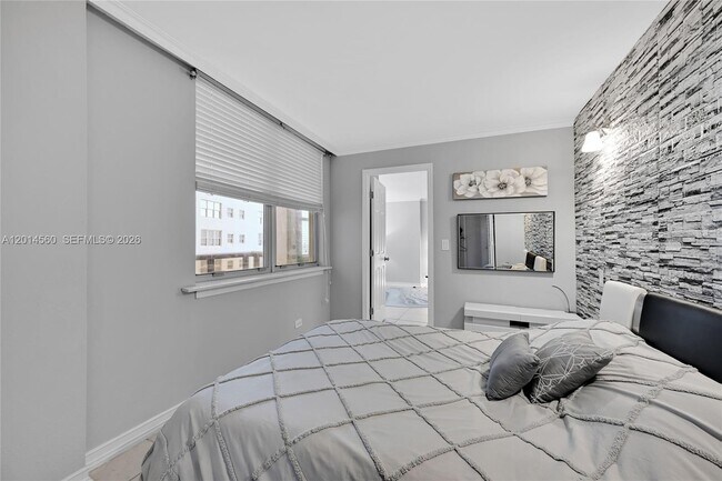 Building Photo - 6039 Collins Ave
