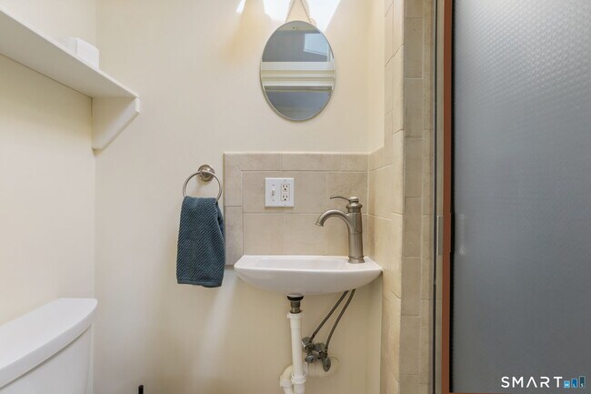 Building Photo - 410 Wilton Rd W