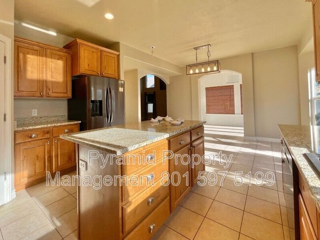 Building Photo - 2896 E Lookout Dr