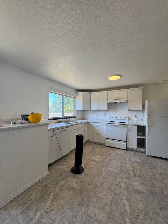 Building Photo - PET FRIENDLY 4 Bedroom 2 Bath