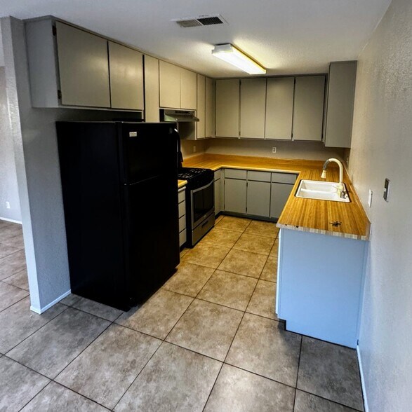 Building Photo - 615 Oriole Ave