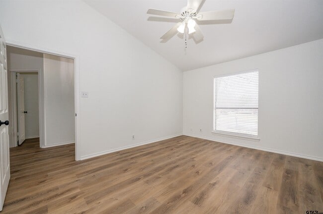 Building Photo - 5819 Hollytree Dr