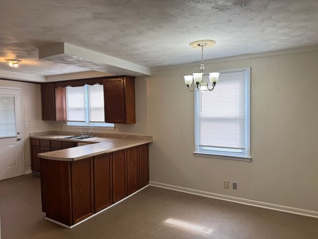 Building Photo - Lovely 3 Bdr/1 Ba Home, tucked away yet ST...