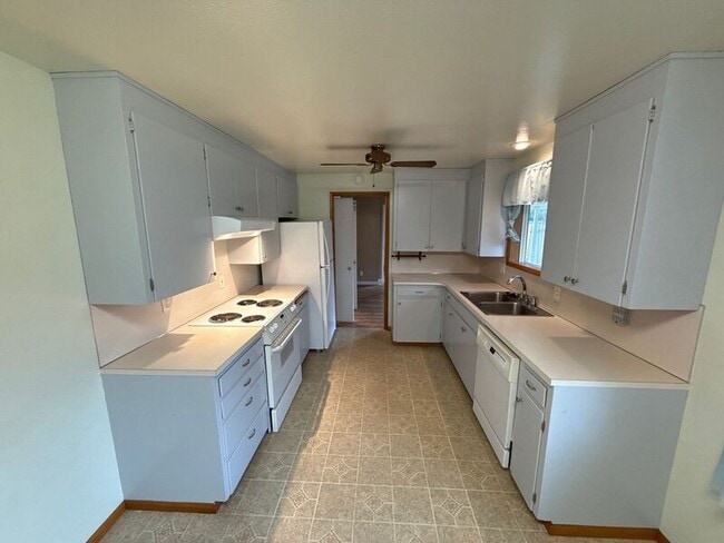 Building Photo - 1650 NW Highland Dr