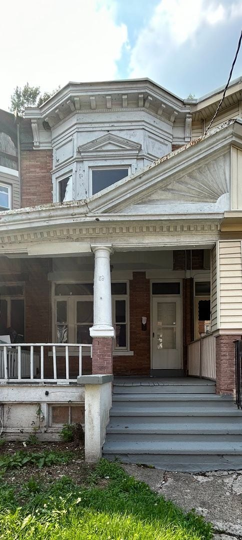 Building Photo - Large Colonial Home ready for you!