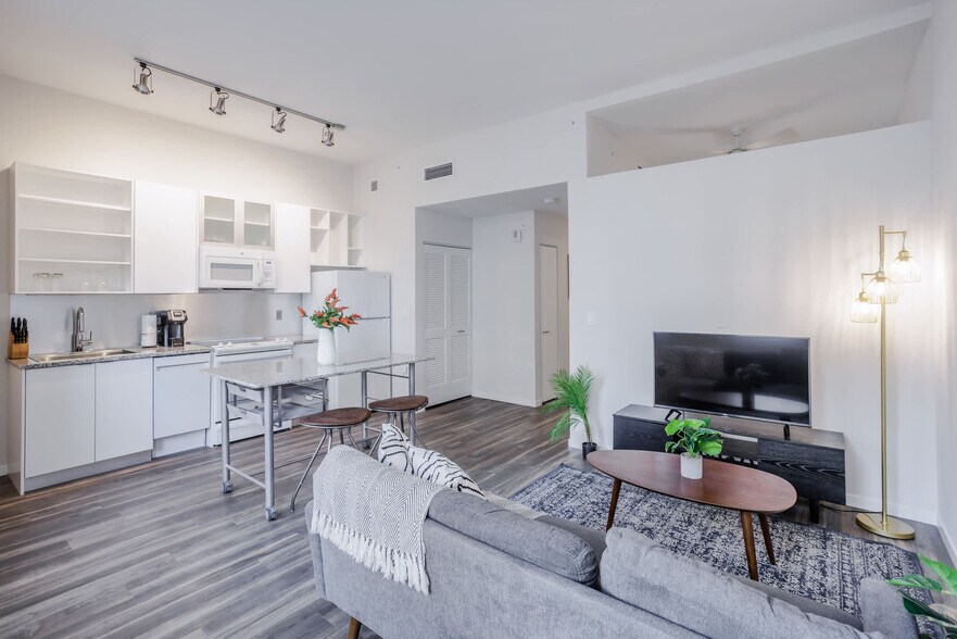 Building Photo - 1 W 4th St