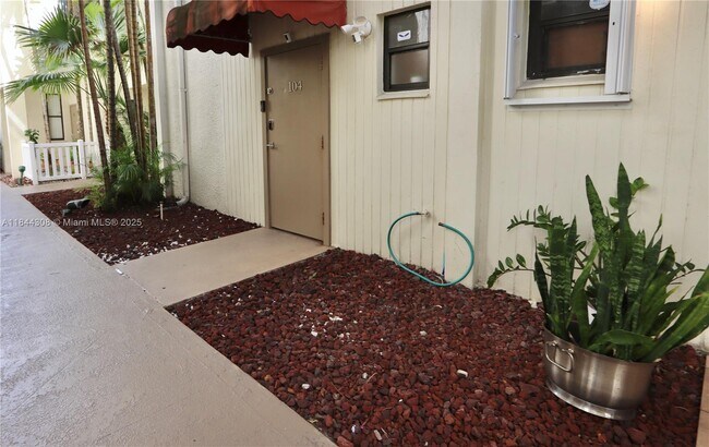 Building Photo - 20350 W Country Club Dr