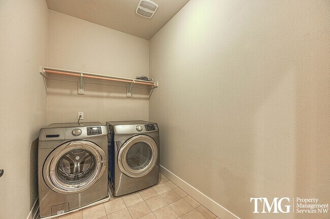 Building Photo - Spacious 4 BD Home with Private Backyard & Community Amenities!
