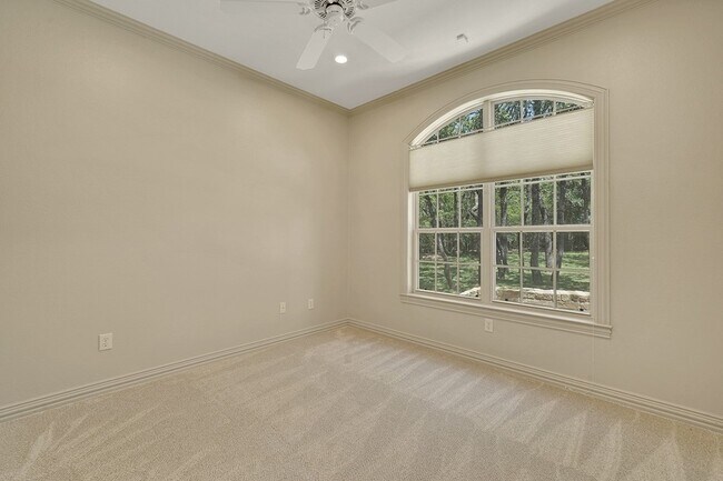 Building Photo - 10111 Bluffview Cir