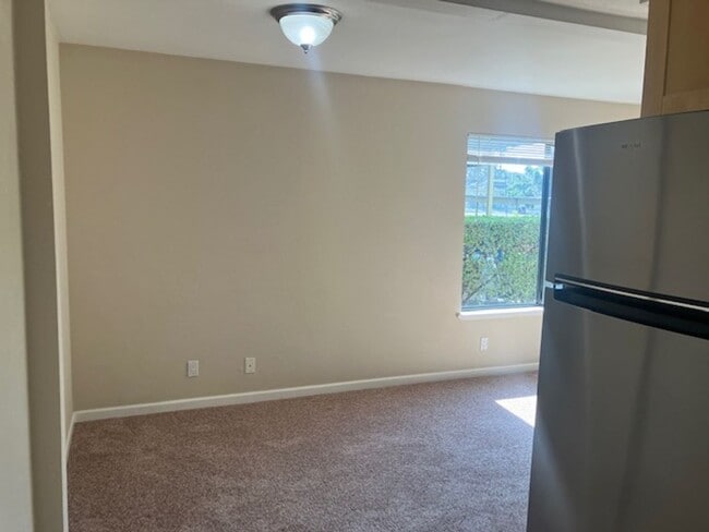 Building Photo - Great One Bedroom Condo in Monterey