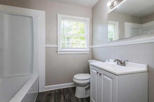 Building Photo - Charming 4 bed 2 bath renovated home