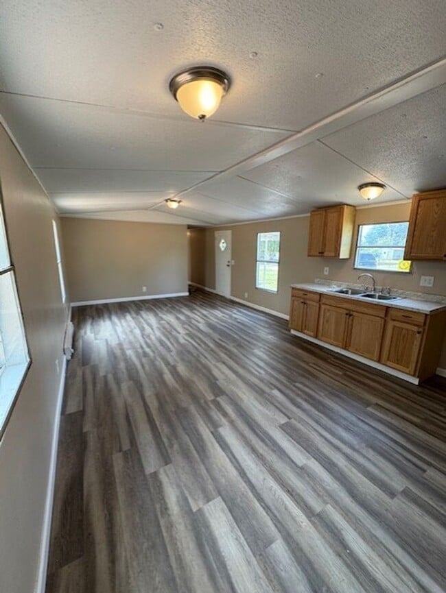 Building Photo - Newly Remodled 3 Bedroom 2 Bath Unit