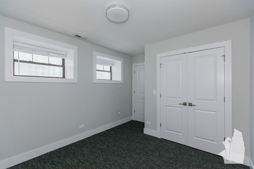 Building Photo - 1952 W Nelson St