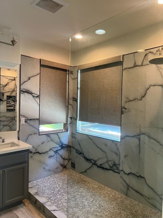 Building Photo - Charming 4-Bed, 2-Bath Single-Story Home f...