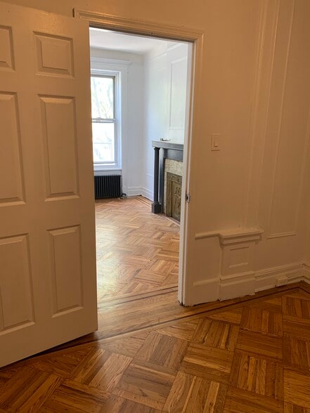 Building Photo - 366 E 28th St