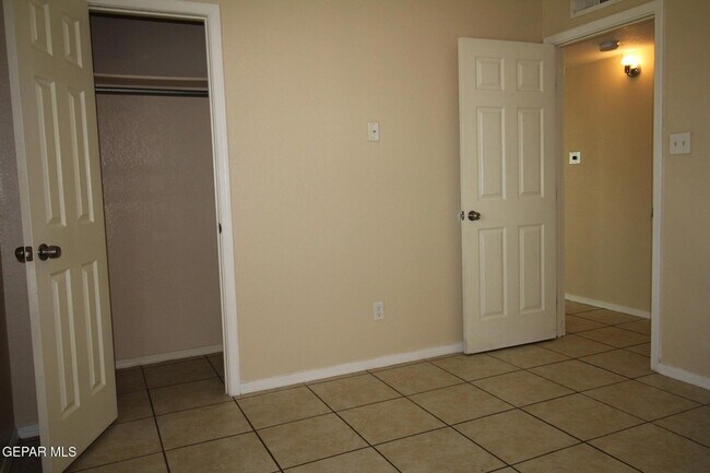 Building Photo - 9145 Begonia Pl