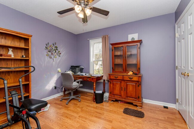 Building Photo - Cozy 3 bedroom home with spacious fenced backyard!