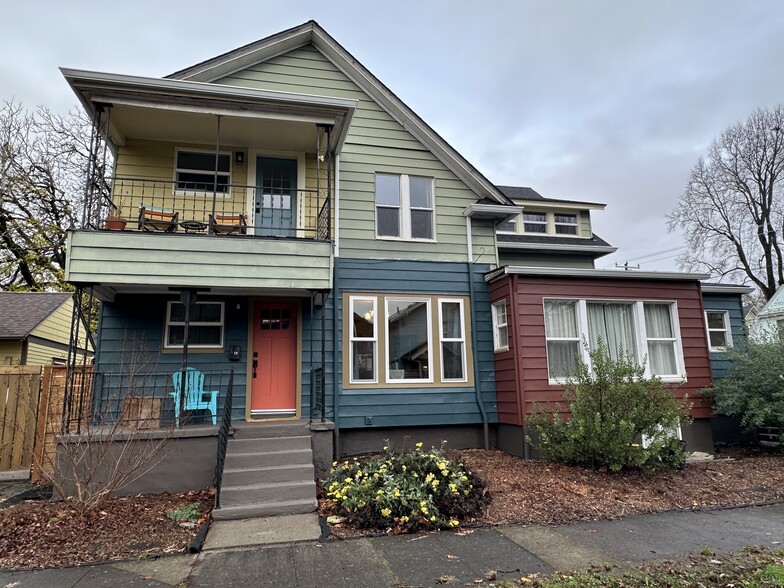 Building Photo - 729 NE Shaver St