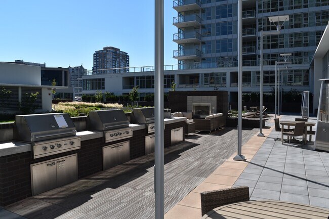 Building Photo - Spacious Luxury One Bedroom - Insignia
