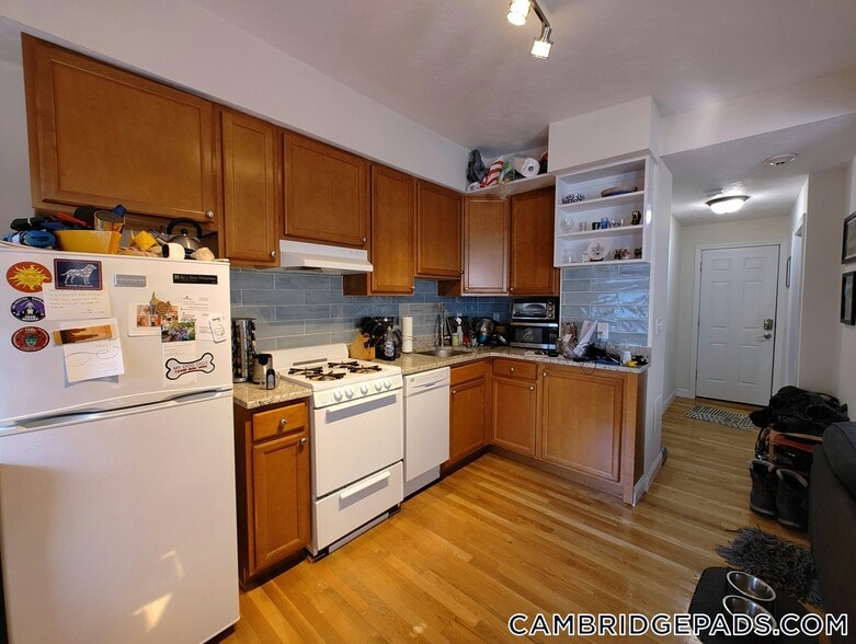 Building Photo - 1054 Cambridge St