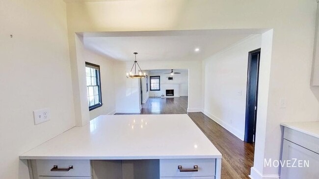 Building Photo - 1704 Dearmon Dr