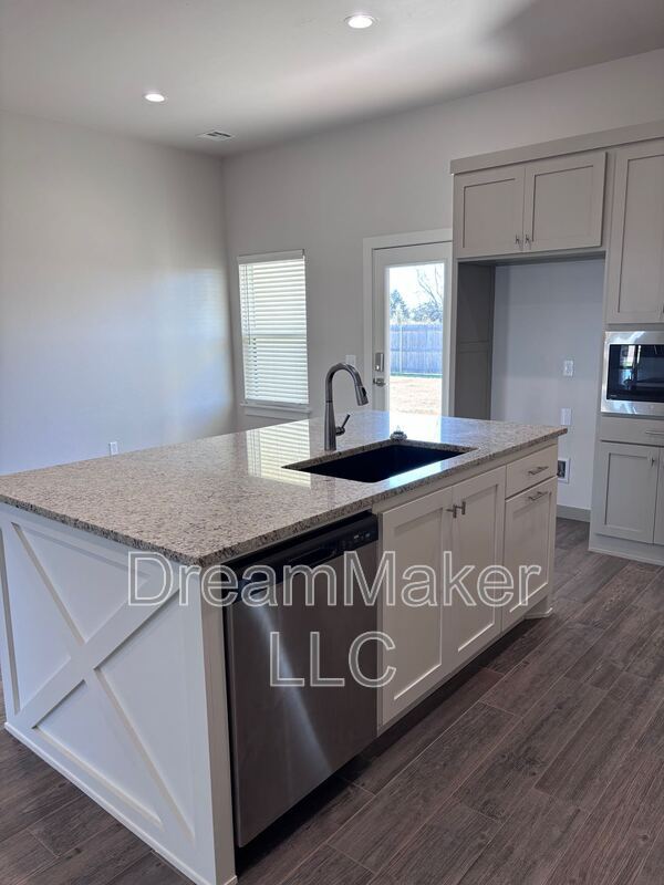 Building Photo - 900 Apple Blossom Wy