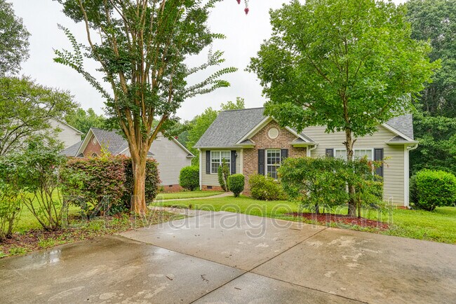 Building Photo - 208 Cotton Creek Dr