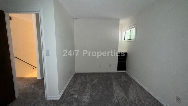 Building Photo - Sprawling 5 BD | 3 BA with Basement - Gresham