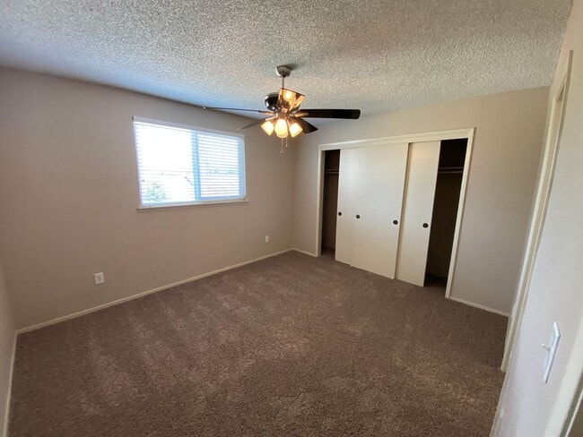 Building Photo - North Visalia Townhome Available Now