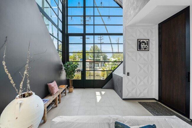 Building Photo - 838 California Ave