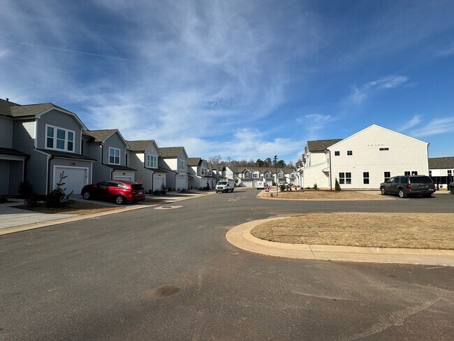 Building Photo - Stunning 3BR 2.5BA Townhome in Jamestown