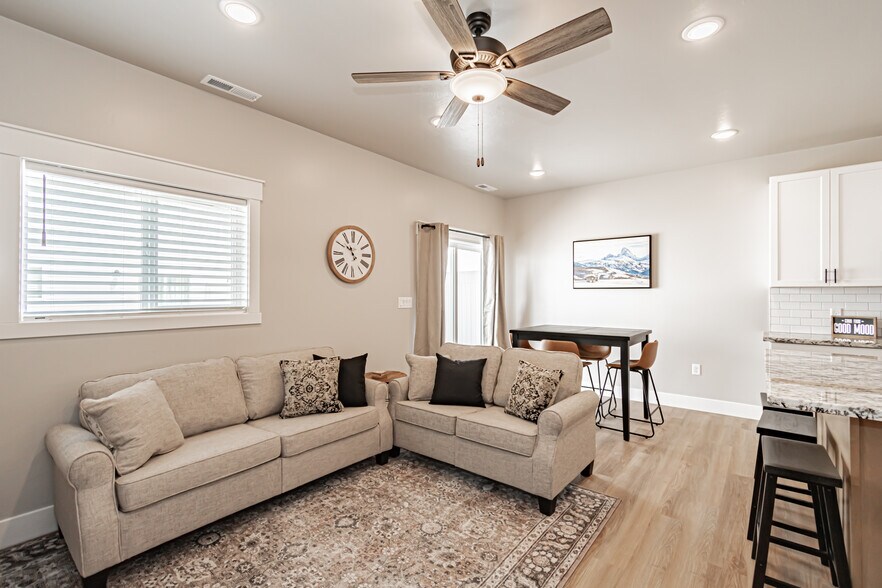 Building Photo - 380 S 3rd W