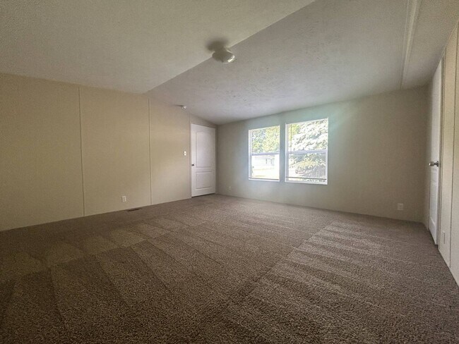 Building Photo - 783 Amherst Ln
